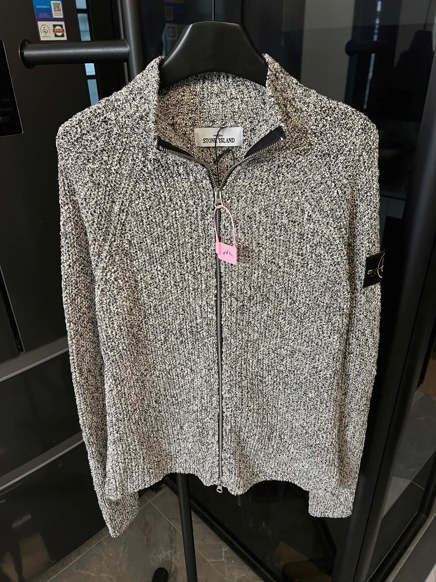 P360 [Next day] Stone Island/Stone Island 26FW Coral patchwork knitted sweater jacket (picture color) Customized dyeing of original yarn has become popular in Xiaohongshu very early. Many Internet celebrity shops are doing it. The products they make can only be said to be unsightly. They are all made of ready-made yarn. This original version is made of 7 yarns of different colors and thicknesses that must be arranged to achieve the original effect. The customization cycle is very For a long time, the molded original version has the same ykk No. 5 special craftsmanship zipper, using an old-fashioned 9-needle thick-thread wool loom (due to low efficiency and high waste, factories pursuing efficiency have abandoned it, and only some big brands still use it). The strongest armband on the entire network, all detailed identification points restore the original inspection level! All Stone Island armbands must have three yellow lines, anything without them is fake! The models before 2021 had four yellow lines, and after 21fw, they all had three. We restored them perfectly.  Size：S M L